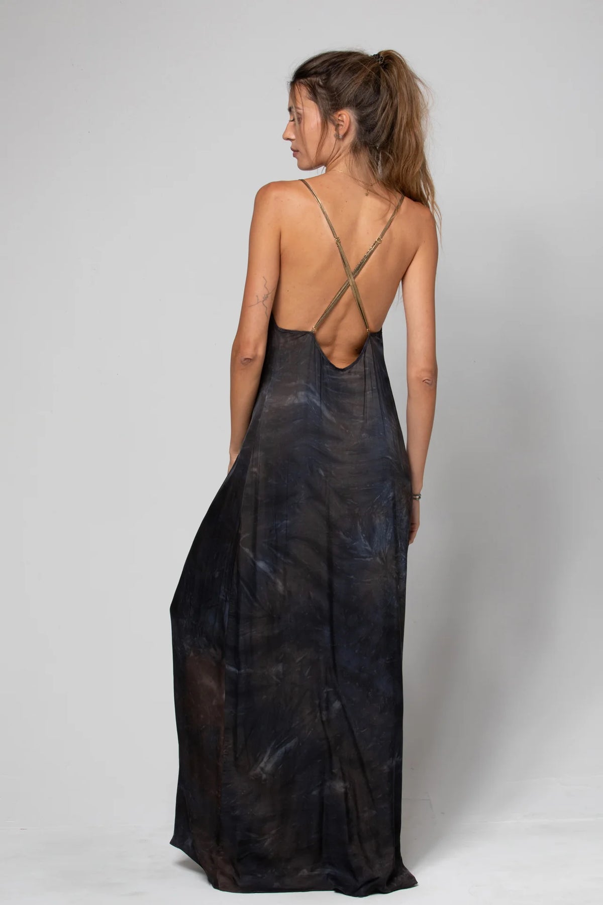 ROBE LONGUE CROISÉE DANS LE DOS DINA IMPRIMÉ BLACK MALT